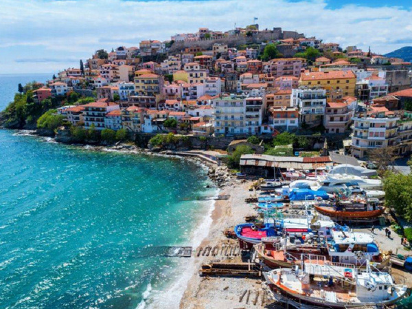 Coastal Charms: Discover the Beautiful Coastal Towns of Mainland Greece