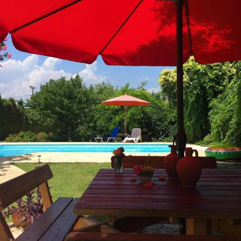 Villa Alkyon - Dreamy 3BR, Pool & BBQ next to Varnavas Beach, hotel in Kapandrítion