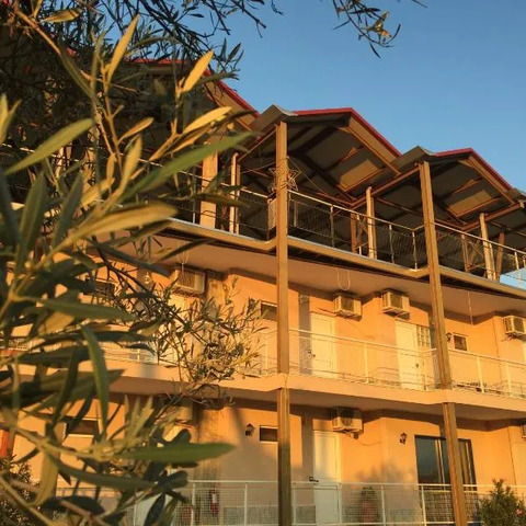 Bay Holiday Hotel & Spa, hotel in Karavómilos