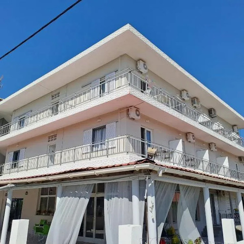 Golden Beach-Tsianis Apartments, hotel in Nea Mesangala