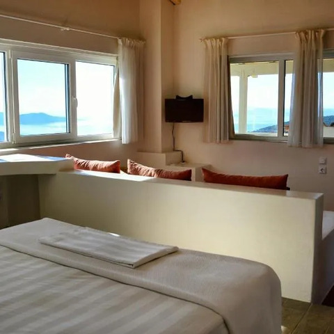 Golden Sea View Suites, hotel in Búrbuli