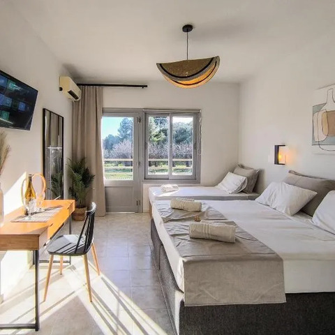 Celestia Roοms and Apartments