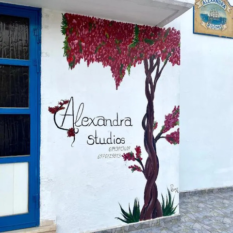 Alexandra Studios, hotel in Neos Pirgos