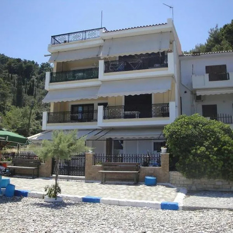Theros Apartments (θ'έρως), hotel in Avlákia