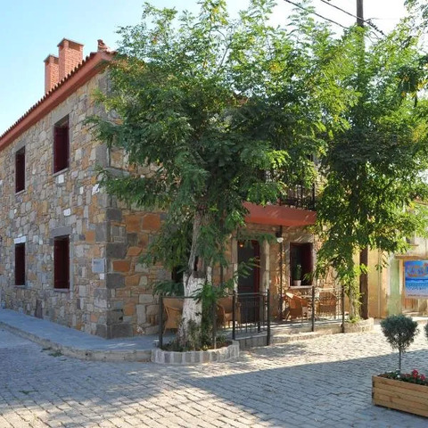 Lively Lofts by The Varos Residences, hotel in Atsikí