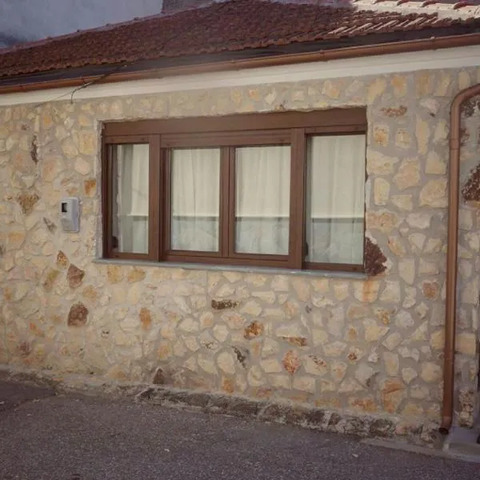 Village House Grevena, hotel in Avyerinós