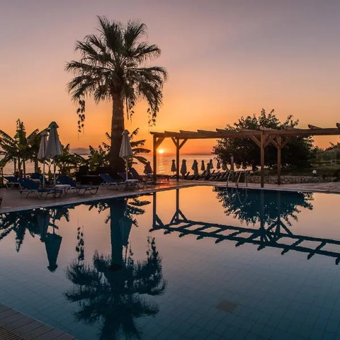 Belussi Beach Hotel & Suites, hotel in Gaïtánion
