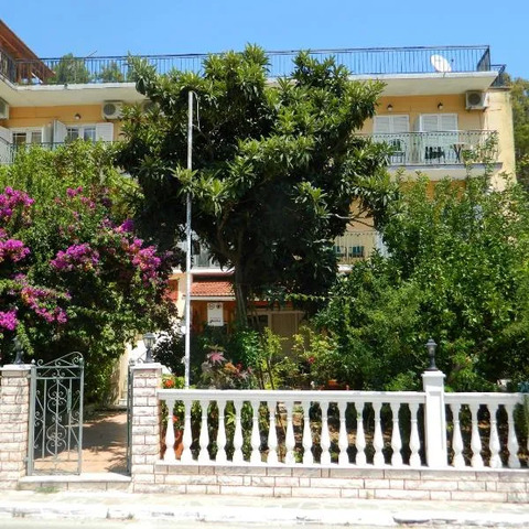 Logaras Apartments, hotel in Agia Effimia