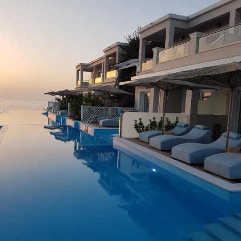 Paralia Luxury Suites, hotel in Agios Stefanos
