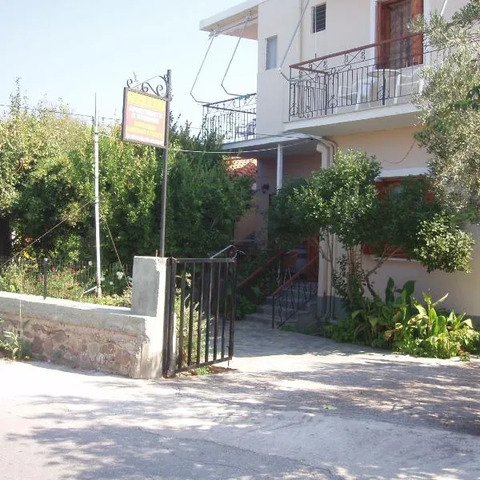 Eleni Studios & Apartments, hotel in Sykaminéa