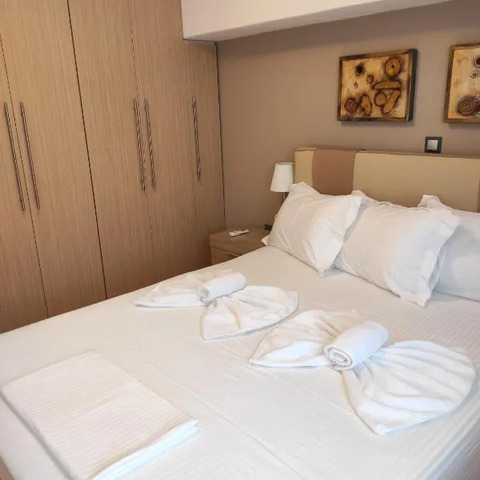 Astradeni luxury apartments Vootis, hotel in Nikiá