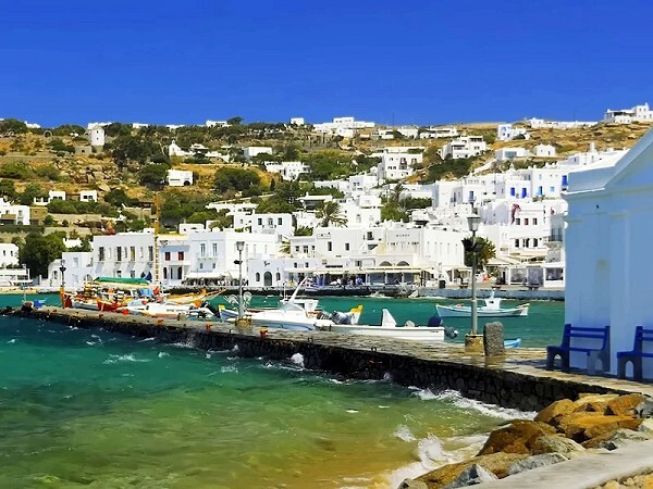 Nightlife in Mykonos Island: Best Bars and Clubs