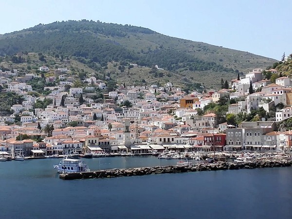 Exploring Hydra Island with Friends