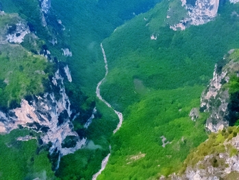 Winter Escapes at Vikos Gorge: Dramatic Views and Peaceful Trails