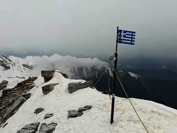 Winter Escapes on Mount Olympus: Mythical Trails and Snowy Peaks