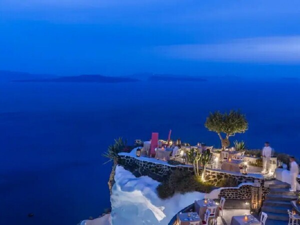 Top 10 Best Luxury Hotels on the Greek Island of Santorini