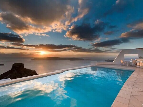 Top 10 Best Luxury Hotels on the Greek Island of Santorini