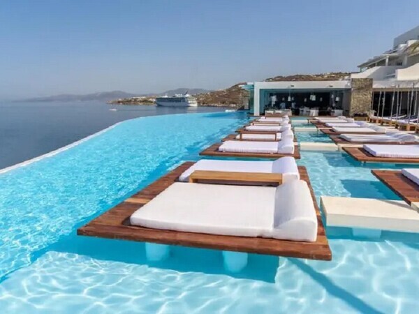 10 Extraordinary Luxury Hotels in Greece